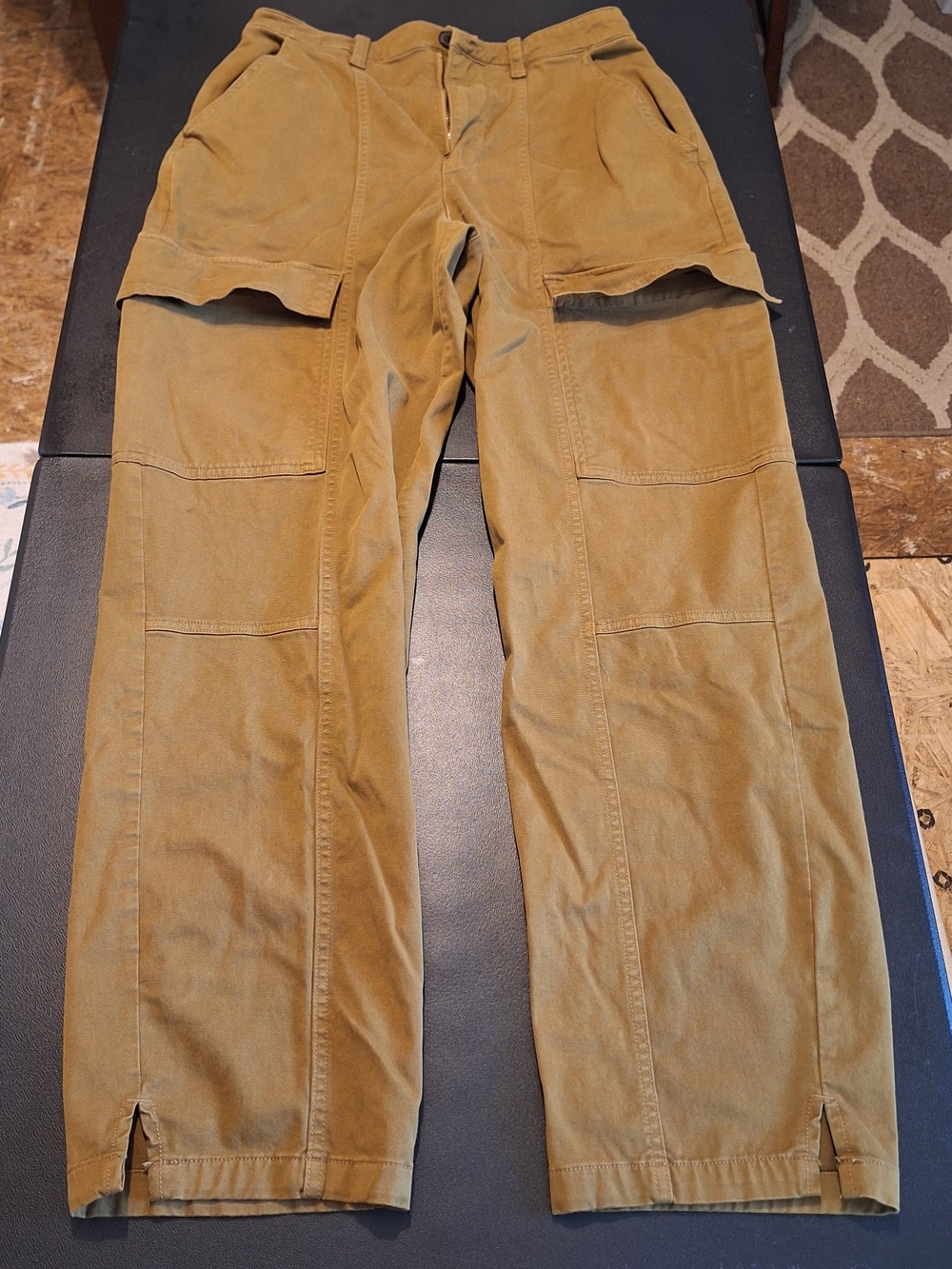 Universal Thread High-Rise Cargo Jeans in Green/Tan